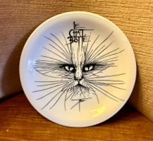 Très belle et recherchée assiette « Chat Botté »